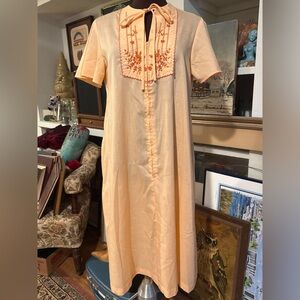 1970s peach embroidered make down shirt dress made in USA size small